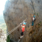 Vive las mejores actividades de aventura combinando vía ferrata y barranquismo en la Sierra de Cádiz. Naturaleza, emoción y adrenalina en un solo plan.
