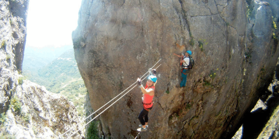 Vive las mejores actividades de aventura combinando vía ferrata y barranquismo en la Sierra de Cádiz. Naturaleza, emoción y adrenalina en un solo plan.