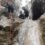 Descubre los mejores consejos para iniciarte en el barranquismo en Andalucía. Aprende técnicas, equipamiento y disfruta de esta aventura con total seguridad.