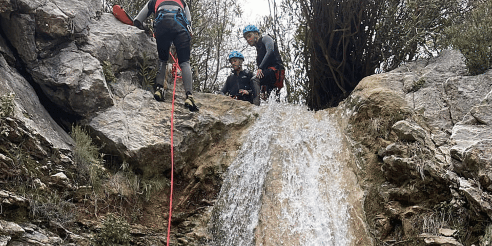 Descubre los mejores consejos para iniciarte en el barranquismo en Andalucía. Aprende técnicas, equipamiento y disfruta de esta aventura con total seguridad.