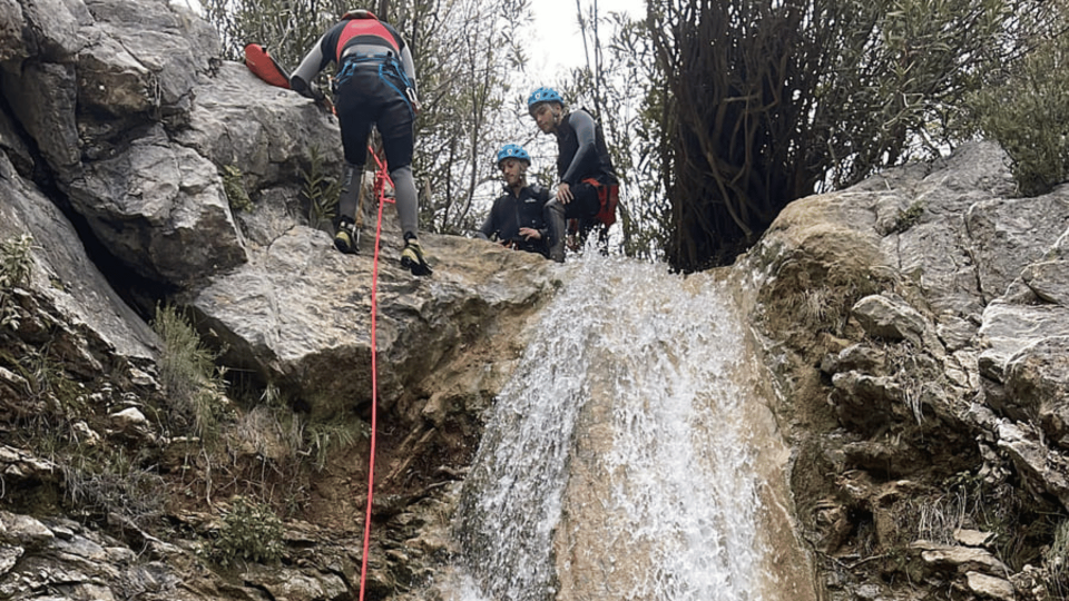 Descubre los mejores consejos para iniciarte en el barranquismo en Andalucía. Aprende técnicas, equipamiento y disfruta de esta aventura con total seguridad.