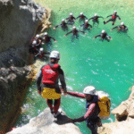 Descubre cómo combinar barranquismo y mindfulness para conectar cuerpo y mente en plena naturaleza. Vive una experiencia consciente en la Sierra de Cádiz.