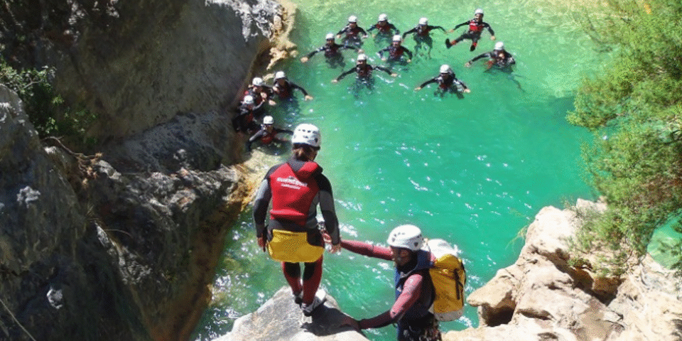 Descubre cómo combinar barranquismo y mindfulness para conectar cuerpo y mente en plena naturaleza. Vive una experiencia consciente en la Sierra de Cádiz.