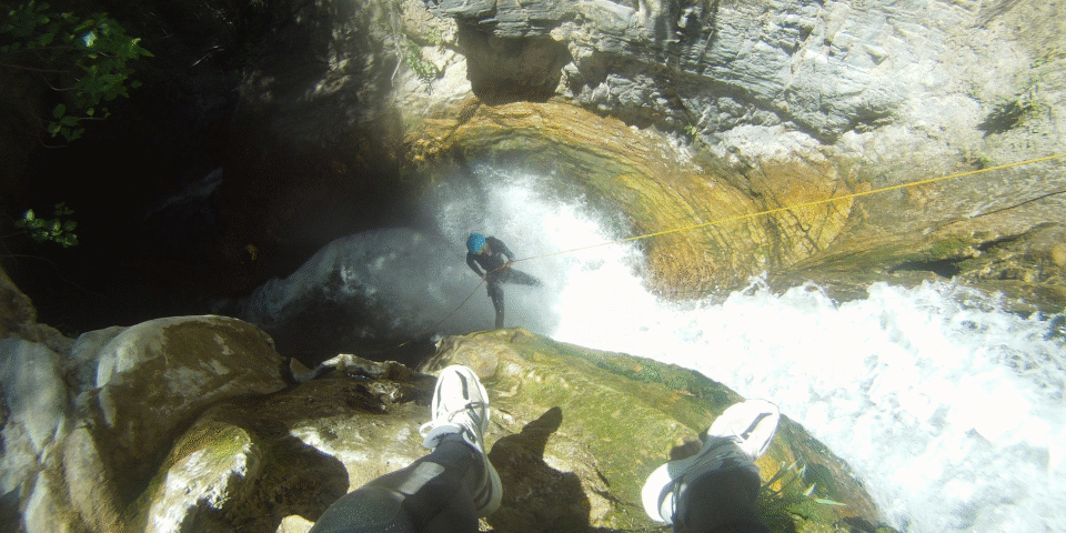 Descubre 10 consejos clave para practicar barranquismo de forma segura y disfrutar al máximo de esta actividad en la Sierra de Cádiz.