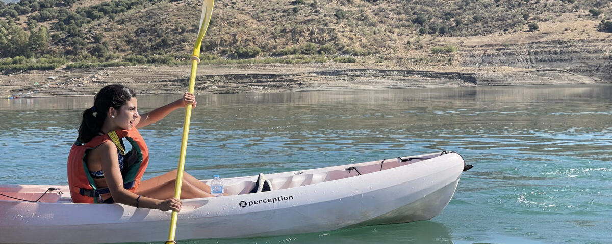 Descubre los beneficios del crecimiento personal en un entorno ecológico a través de retiros, yoga y actividades conscientes en la Sierra de Cádiz y Málaga.