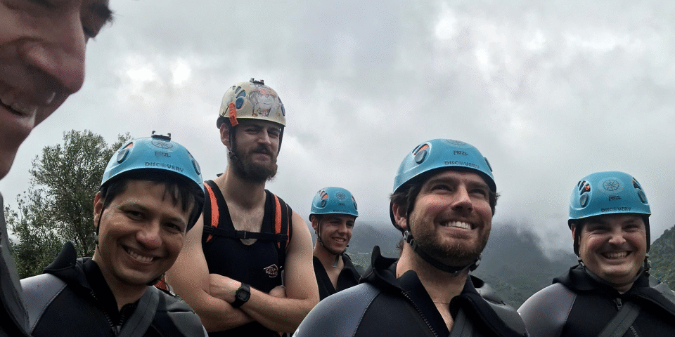 Organiza una despedida de soltero de aventura inolvidable en la Sierra de Cádiz. Barranquismo, puenting y diversión en plena naturaleza