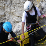 Aprende cómo empezar en la escalada y qué esperar en tus primeras sesiones. Descubre los mejores consejos y rutas para principiantes en Andalucía.