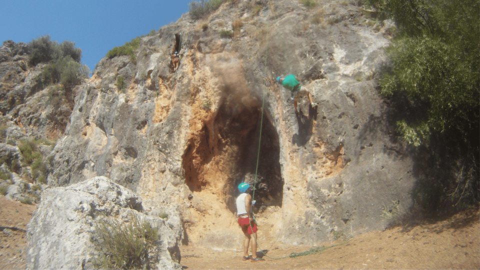 Descubre las mejores épocas para practicar escalada en Cádiz y disfruta de este deporte en entornos naturales únicos. Encuentra la zona perfecta para cada temporada.