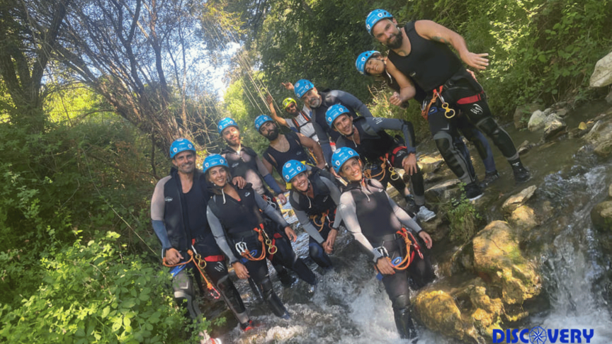 Descubre las mejores actividades de aventura para empresas y team building. Fortalece tu equipo con experiencias como barranquismo, vía ferrata y más.