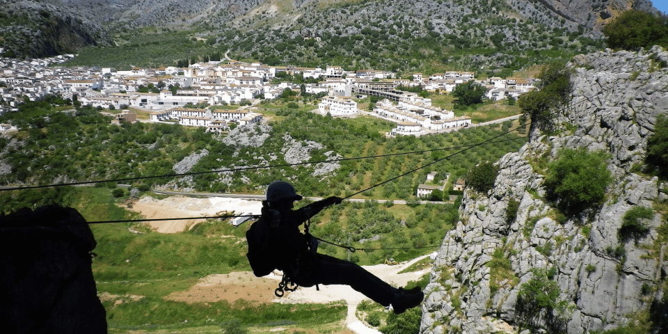 Explora las mejores rutas de senderismo en el Parque Natural de Grazalema. Descubre paisajes únicos y disfruta de una experiencia inolvidable en Cádiz.