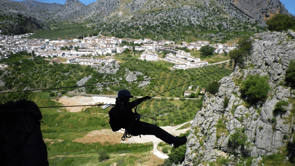 Explora las mejores rutas de senderismo en el Parque Natural de Grazalema. Descubre paisajes únicos y disfruta de una experiencia inolvidable en Cádiz.