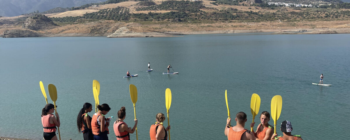 Descubre los mejores consejos para disfrutar del kayak en Zahara de forma segura, consciente y divertida en plena naturaleza de la Sierra de Cádiz.